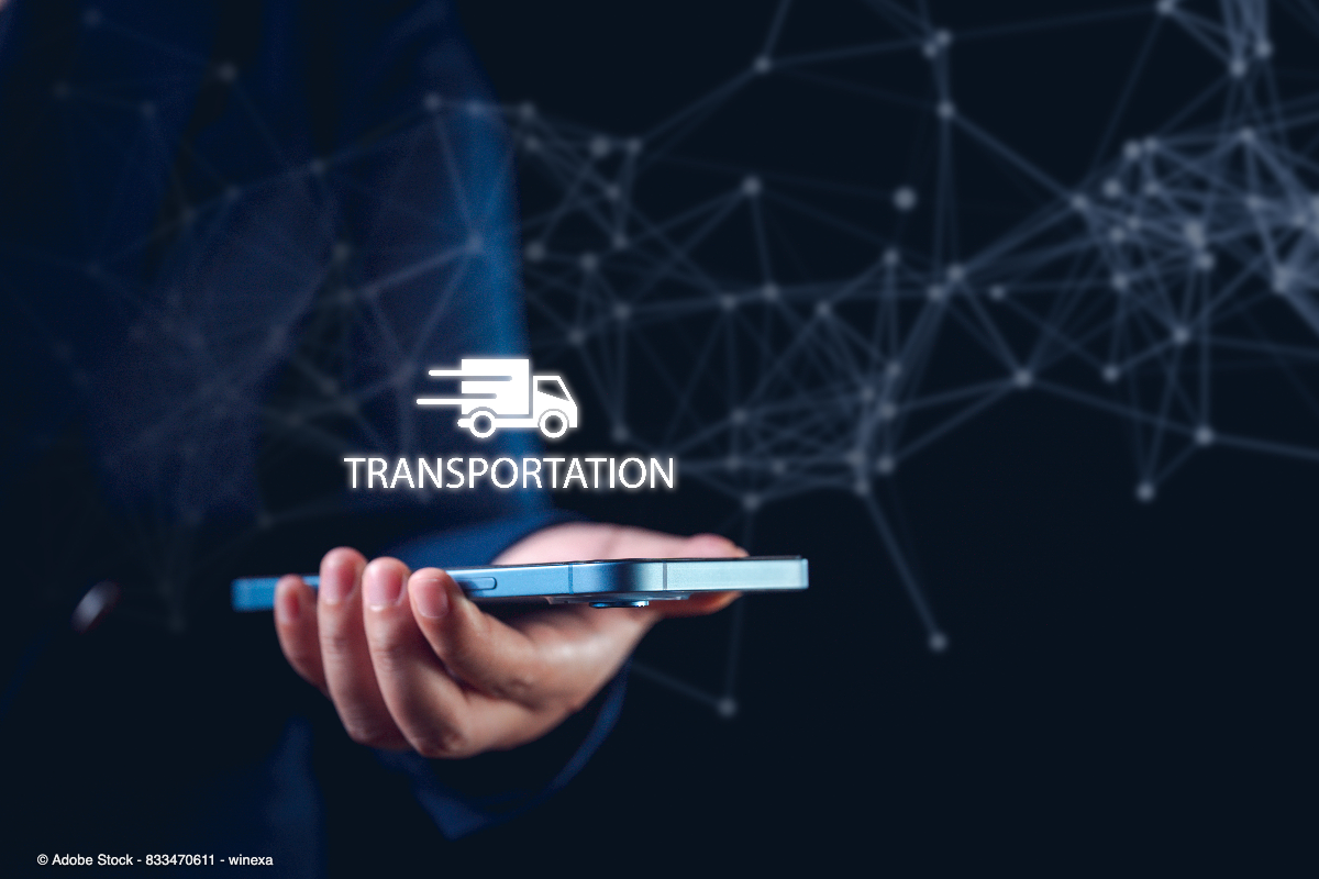Eine Person nutzt ein Smartphone mit digitalem Transport-Symbol und veranschaulicht moderne Flottenmanagement Software für vernetzte Logistikprozesse.